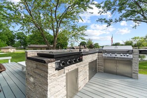 Flat top griddle and gas grill - Totally Renovated! Luxury Lakehouse on Snow Lake  (Fremont)