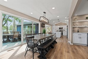 Perfect table for large family dinners - Totally Renovated! Luxury Lakehouse on Snow Lake  (Fremont)