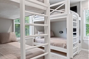 4 Full Bunk Beds with their own Smart tv and night light - Totally Renovated! Luxury Lakehouse on Snow Lake  (Fremont)