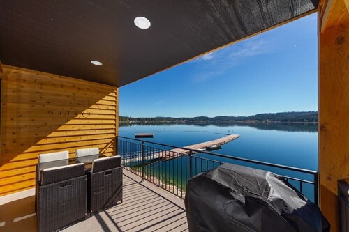 Gorgeous Triplex Unit With Spectacular Lake Views!