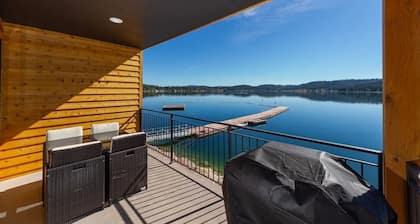 Gorgeous Triplex Unit With Spectacular Lake Views!