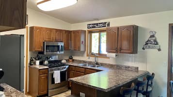 Frigorífico, microondas, horno y placa de cocina