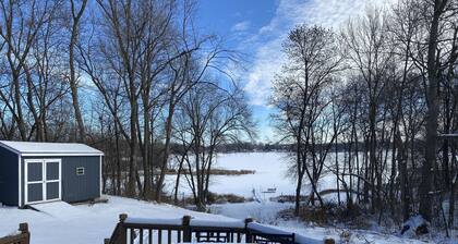 Lake front-Fishing-Snowmobile Trails Nearby!