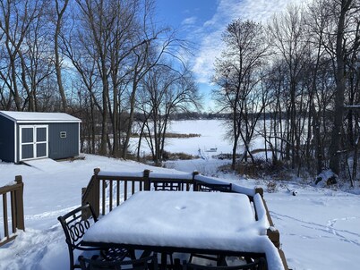 Lake front-Fishing-Snowmobile Trails Nearby!