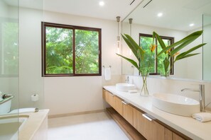 浴槽、ヘアドライヤー、ビデ、タオル