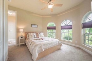 3 habitaciones, escritorio, tabla de planchar con plancha y wifi gratis