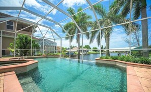 Een verwarmd zwembad