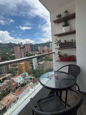 Outdoor dining - SB1326. Apartment Sabaneta, central, beautiful view of the mountains and the city (Sabaneta)