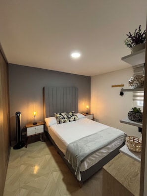 2 habitaciones, escritorio, tabla de planchar con plancha y wifi gratis 