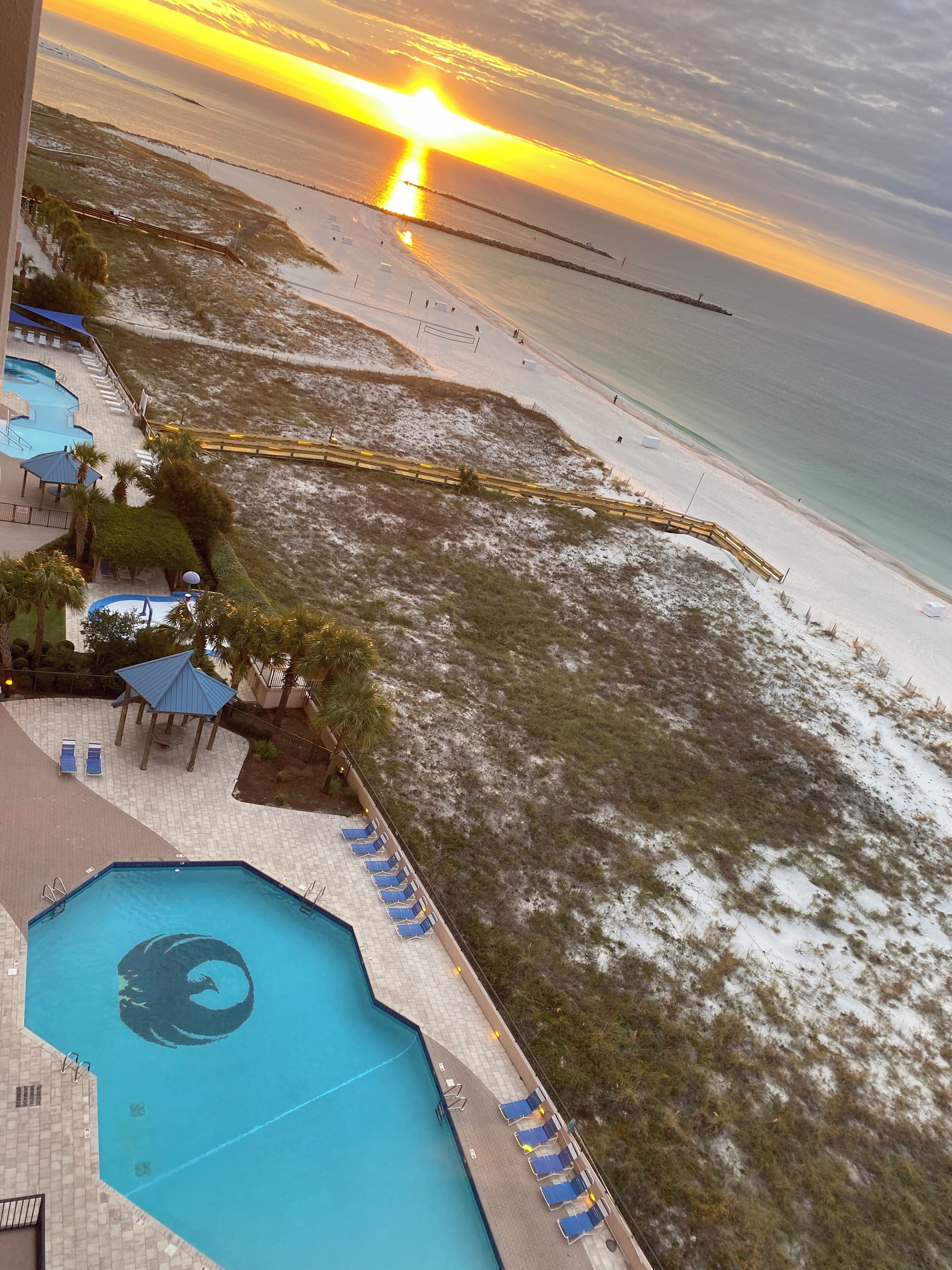 Alberca techada y alberca al aire libre