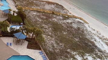 Una piscina techada, una piscina al aire libre