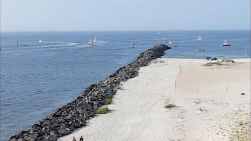 En la playa, camastros y toallas de playa