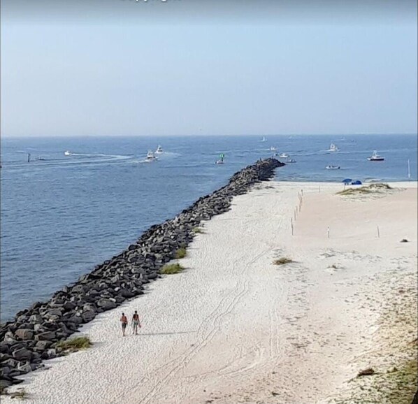 Na praia, espreguiçadeiras, toalhas de praia 