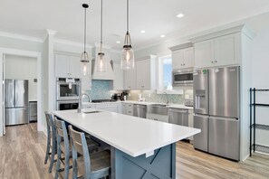 Kühlschrank, Mikrowelle, Ofen, Geschirrspüler