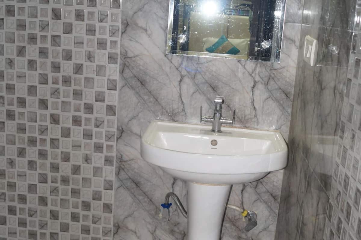 Habitación doble Deluxe | Baño | Regadera y toallas