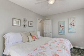 2 habitaciones, escritorio y tabla de planchar con plancha