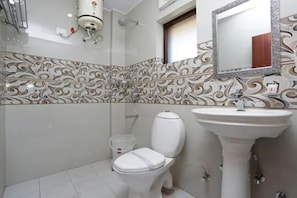 Shower, rainfall showerhead, free toiletries, bathrobes