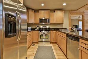 Fridge, microwave, oven, stovetop - The Ellijay Lodge | Ellijay, GA (Ellijay)