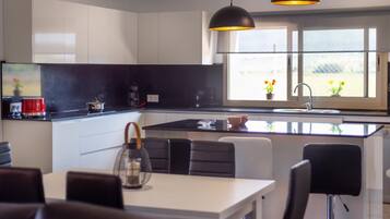 Een koelkast, een magnetron, een oven, een vaatwasser