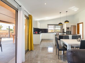 Réfrigérateur, micro-ondes, four, lave-vaisselle