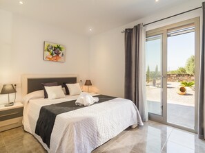 3 bedrooms, iron/ironing board, internet, bed sheets