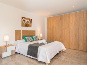 3 bedrooms, iron/ironing board, Internet, bed sheets