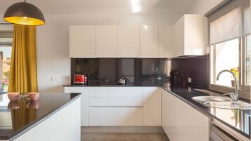 Een koelkast, een magnetron, een oven, een vaatwasser