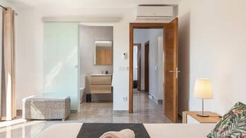 3 slaapkamers, een strijkplank/strijkijzer, internet, beddengoed