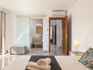 3 chambres, fer et planche à repasser, accès Internet, draps fournis