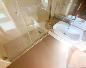 Dusj, hårføner og håndklær