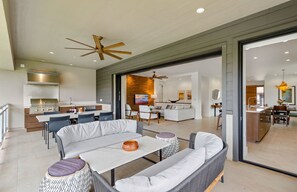 Fernseher, Kamin, Stereoanlage