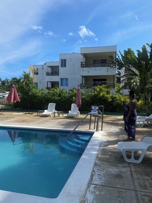 Una piscina al aire libre