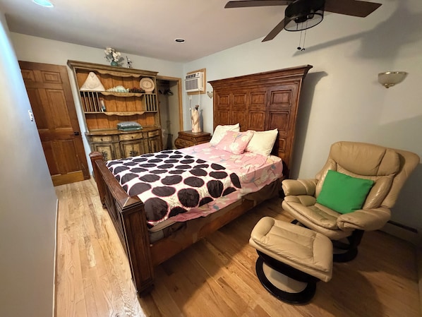 2 bedrooms, desk, free WiFi, bed sheets