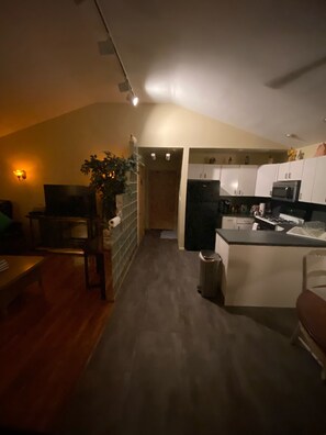 Jääkaappi, mikroaaltouuni, uuni, liesi