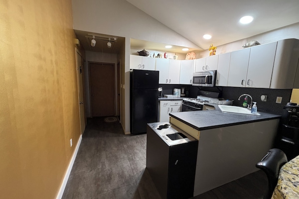 Coffee/tea maker, fridge, microwave, oven