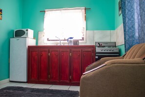 Frigorífico, microondas, horno y placa de cocina