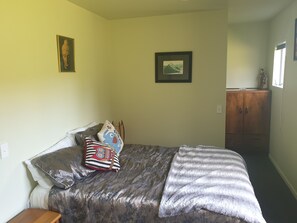 1 bedroom, free WiFi, bed sheets - Secluded Cottage in bush and garden setting and close to the sea (Tuateawa)