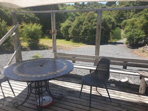 Outdoor dining - Secluded Cottage in bush and garden setting and close to the sea (Tuateawa)