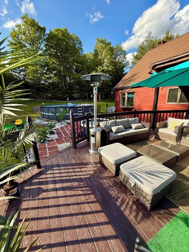 Luxury Retreat in Windham - XL Pool, Movie Room, Hot tub, 6 Bedrooms, Gardens