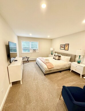 6 chambres, bureau, fer et planche à repasser, lit de bébé portatif