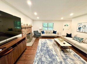 Smart TV, fireplace, table tennis - Spacious Residence Windham - XL Pool, Movie Room, Hot tub, 6 Bedrooms, Gardens (Windham)