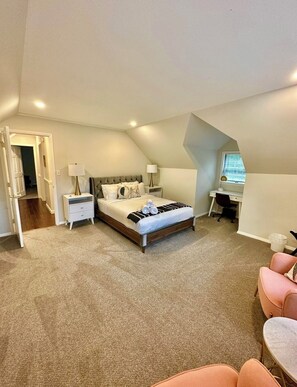 6 bedrooms, desk, iron/ironing board, travel crib