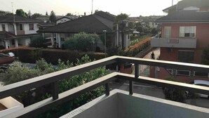 Property grounds - Emilio's house located in a quite and residential area (Ponte San Nicolò)
