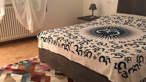Room - Emilio's house located in a quite and residential area (Ponte San Nicolò)