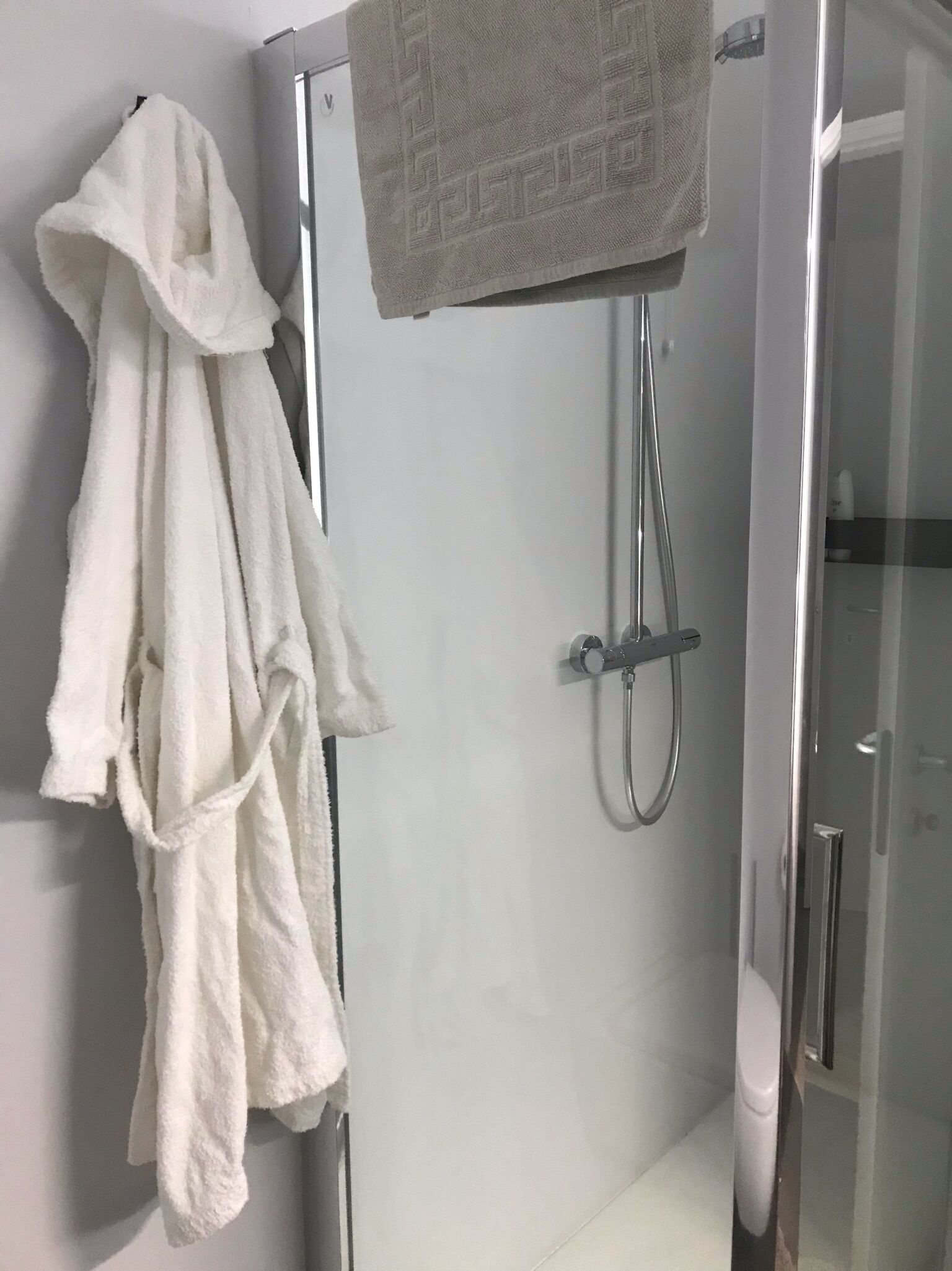 Douche, sèche-cheveux, serviettes fournies