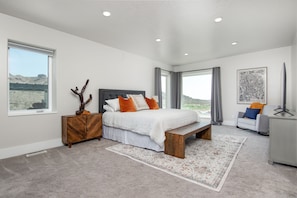 5 bedrooms, iron/ironing board, WiFi, bed sheets - Bonneville Salt Flats Secluded Luxury Modern Home! Hot Tub! (Wendover)