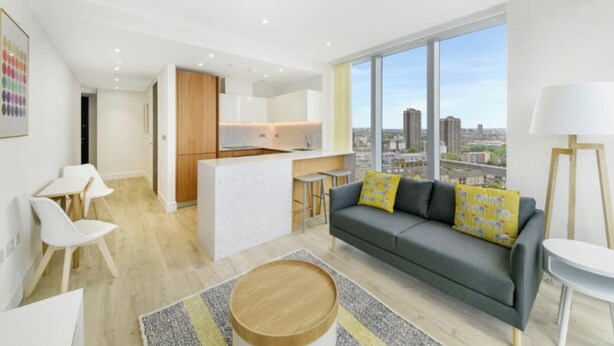 Eine moderne Wohnung mit Küche, Essbereich und Wohnzimmer mit Blick auf die Stadt.
