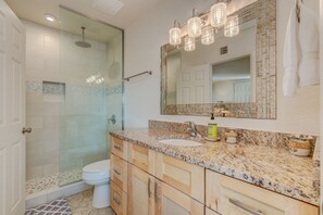 Dusche, Regendusche, Haartrockner, Handtücher