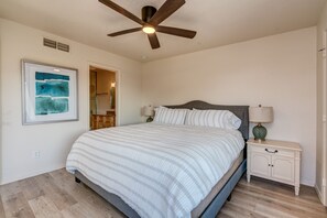 2 quartos, escrivaninha, ferros/tábuas de passar roupa