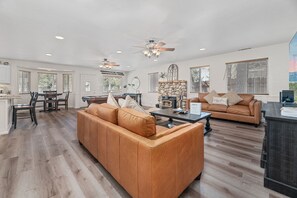 Smart TV, fireplace, DVD player - Serenity Knoll - Hot Tub, Walk to Lake, Pool Table, Deck, Barbecue (Big Bear Lake)